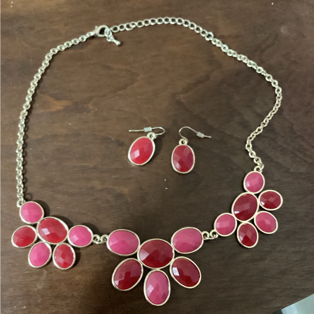 Pink & red faceted stone statement necklace w/matching earrings